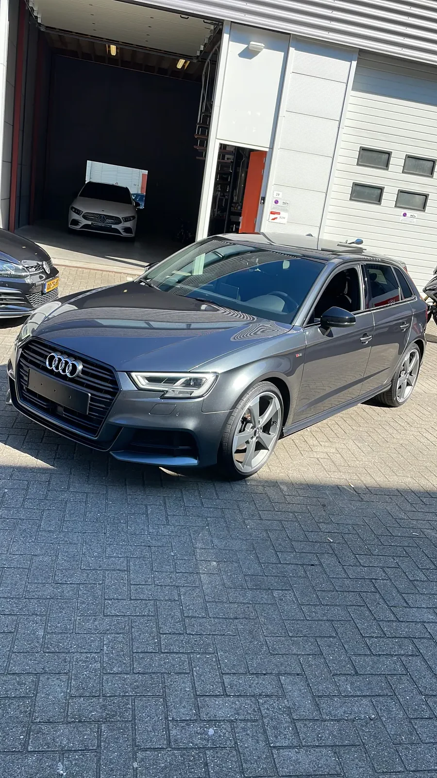 Geïmporteerde grijze Audi A3